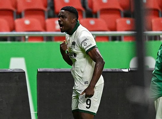 футболист стоит на поле после сложного матча