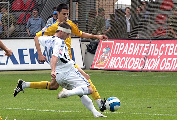 Кириченко забивает гол (фото - официальный сайт Сатурна)